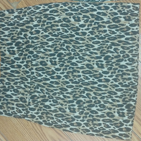 Bundle of 4 Woman's pencil skirts! - Picture 4 of 5